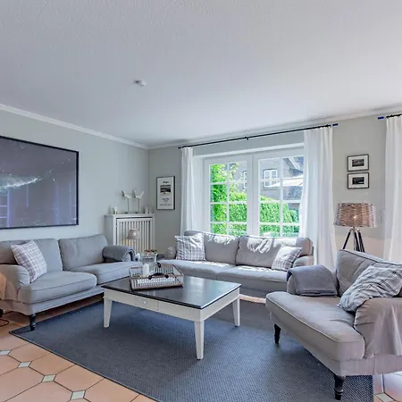 Semesterbostad Reetdachhaus Hedehusum